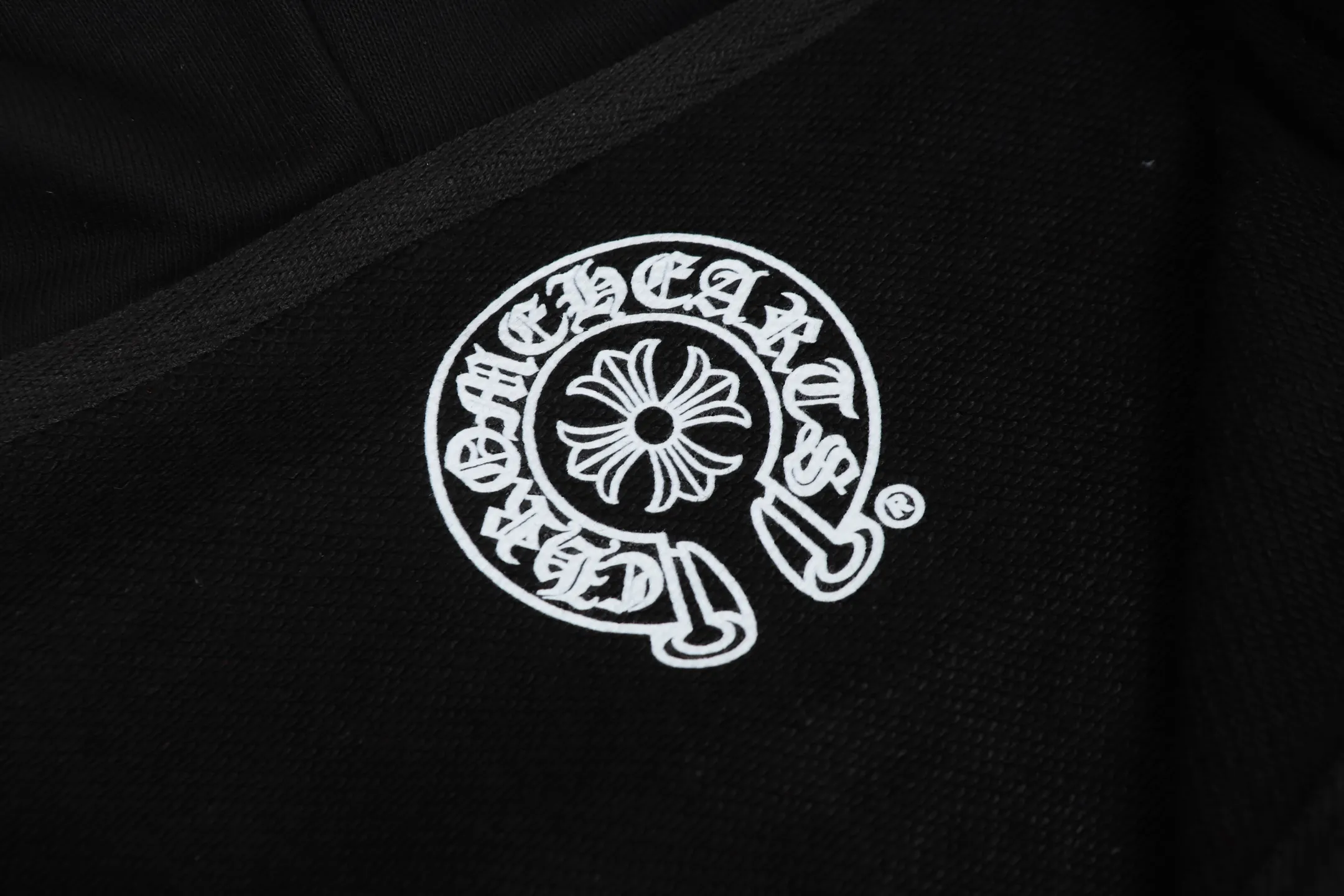 P250 cross-border model, please do not place an order if you are pursuing quality - Chrome Hearts/Chrome Hearts Colorful Cross ✝️ Printed zipper sweatshirt cardigan jacket - High weight, high density and high quality. The wool is soft, delicate and skin-friendly. It feels soft and silky. It has excellent warmth and skin-friendly properties - Custom-woven and dyed, no color difference. No matter the fabric or workmanship details, it beats the ordinary version on the market - Hardware zipper accessories are all customized, full of details - Color: black white -Size: S M L XL